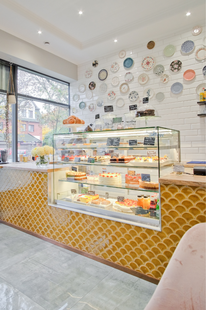 mozaika flabellum amber raw decor na barze w kawiarni pastelowe kolory przytulna atmosfera
