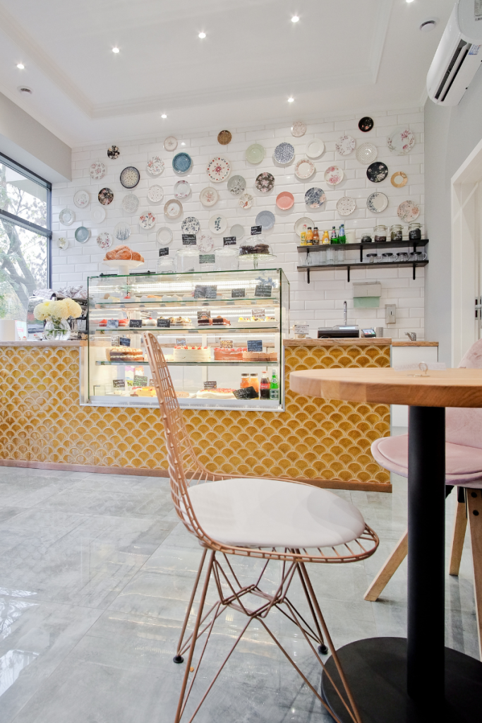 mozaika raw decor na barze w kawiarni flabellum amber połysk przytulne wnętrze restauracyjne
