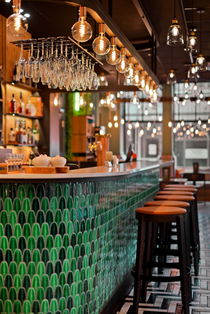 stylowa restauracja wyłożona mozaika aurora green połysk raw decor na barze oryginalne i ekskluzywne wnętrze